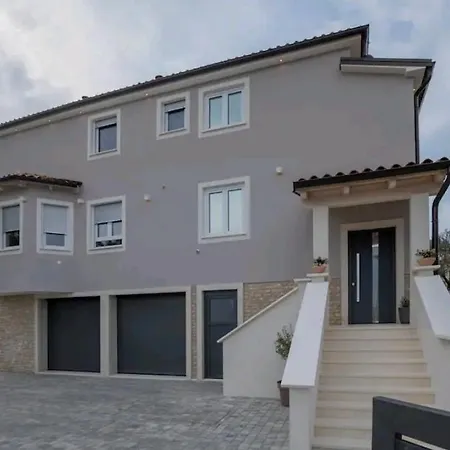 Melisa 아파트 풀라